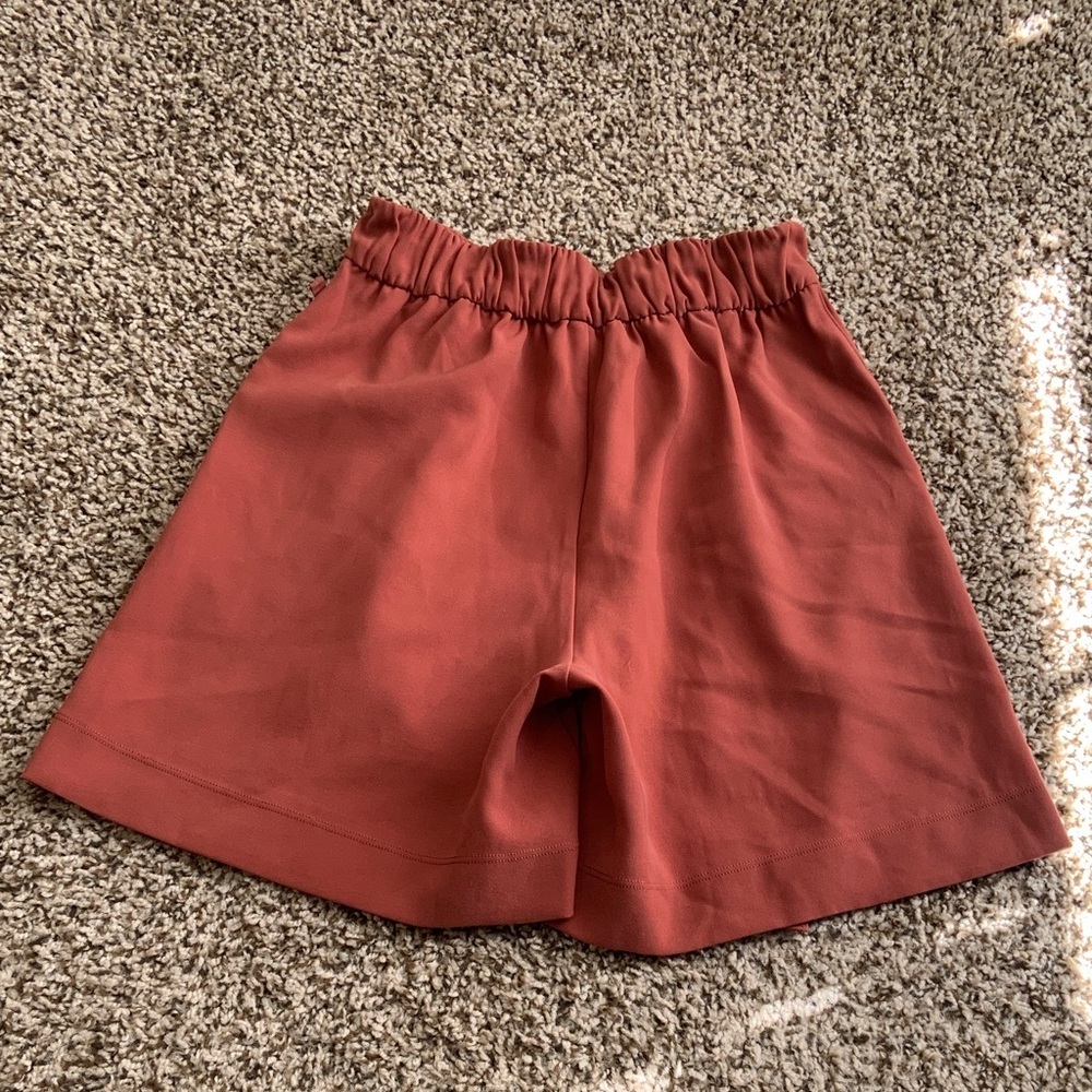 Lululemon short size 2 - Picture 4 of 8